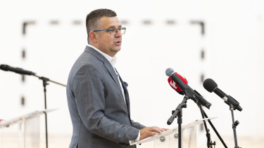 Letartóztatás: már át is szállították Seszták Miklós az őrizeti helyére