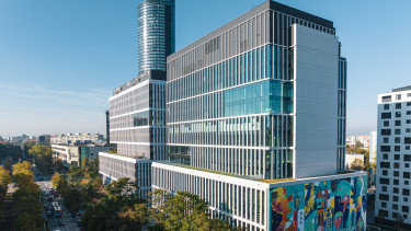 Masszív irodaház-üzlet a lengyel városban