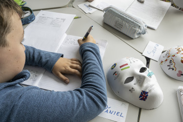 Sok órán két tanár van, jellemző a kevés frontális magyarázat és a sok, együttműködésre építő projekt.