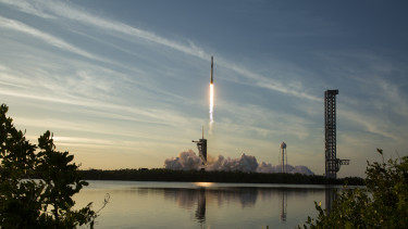 Gigantikus árcédulát aggattak Elon Musk űrcégére - Érdemes beszállni?