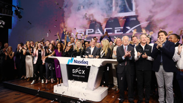 Történelmi nap a piacokon: tőzsdére lép a SpaceX!