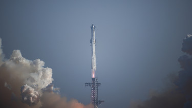 Történelmi lépésre készül Elon Musk cége: a Föld megkerülését célozzák a gigantikus rakétával