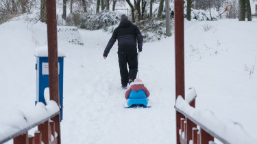 Rég nem látott roham indult a szánkókért – Van, aki hatalmas bizniszt lát a havazásban