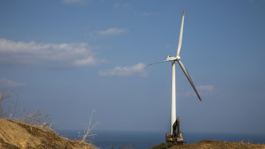 Bekövetkezett a legrosszabb a szélerőműnél: lángolva zuhantak a mélybe a hatalmas lapátok