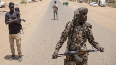 Brutális milícia kezében tűntek fel brit katonai eszközök, magyarázkodni kényszerült a kormány