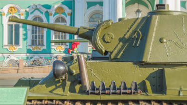 Elloptak az éj leple alatt egy T-70-es tankot - Oroszország diplomáciai botrányt csinált, Brüsszelre mutogatnak