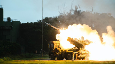 A fenyegetett sziget már a háborúra készül: zúgtak a HIMARS rakétarendszerek a keleti nagyhatalom partjai közelében