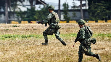 Megtámadhatatlan erődöt építenek a világ egyik legfeszültebb térségében, de a történelmi káosz keresztbe tesz a tervnek