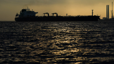 Hatalmas a baj: több száz hajó került csapdába Amerika támadását követően, készülnek az evakuációs tervek