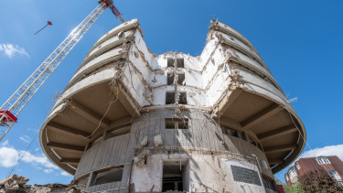 72 tonnás óriásgép gyorsítja fel a munkát a városképet meghatározó szálló bontásánál