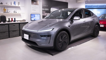 Elon Musk nagy dobása: olcsóbb Teslákat mutattak be