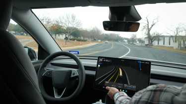 Közel az áttörés - Európába jöhet a Tesla önvezetése