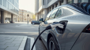 Lefordultak az autók biztosítási díjai, de az elektromos autóknál mélyen zsebbe kell nyúlni