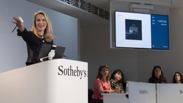 Műtárgyak helyett inkább luxuscikkeket vesznek a gazdagok? Fordulat jöhet az aukciós házaknál