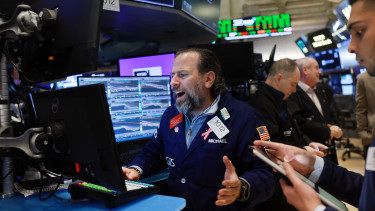 Rég nem látott lufi miatt rettegnek a piacok - De mutatunk egy olcsó részvényt, ami sokkal többet érhet az elemzők szerint