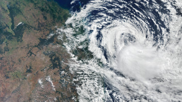 Trópusi ciklon közeleg, 200 km/h-nál is erősebb szél jön, özönvíz zúdulhat a kontinensnyi országra