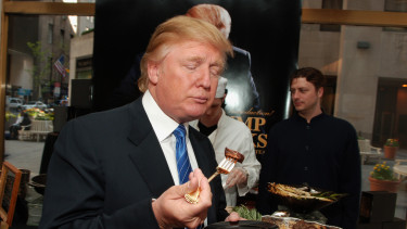 Egy vacsorameghívás után felrobbant Donald Trump mémcoinja