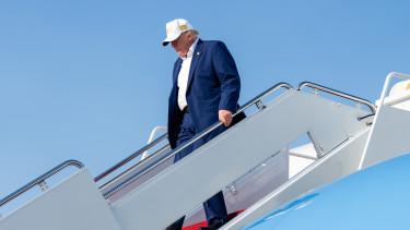 Iráni fenyegetés elől menekítették ki Trumpot, de az elnök szerint ezzel még nagyobb veszélybe sodorták