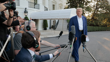 Friss és ropogós béketervet tettek le Donald Trump asztalára – Máris reagált az elnök, ennek sokan nem fognak örülni