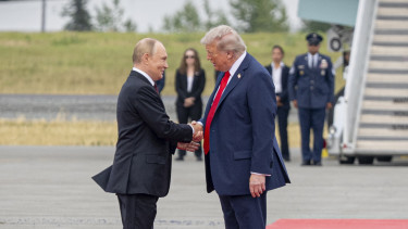 Ünnepelnek az oroszok: elmondták, hogyan fognak kaszálni a Trumppal kötött üzleten