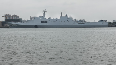 Megérkezett a valóságos úszó erőd: villantott a keleti nagyhatalom, félreérthetetlen üzenetet kapott Amerika