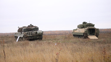 Végre kiderült, mit csinálnak az oroszok a zsákmányolt NATO-páncélosokkal – Itt van a leleplező videó