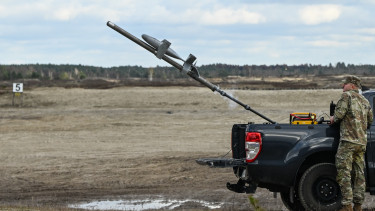 Kiderült: Zelenszkij húzta ki Trumpot a bajból - Az utolsó pillanatban érkeztek meg Kijev kulcsfontosságú fegyverei