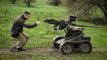 Hatalmas üzletet kötne Ukrajna: nagy mennyiségű robotfegyvert szereznének be
