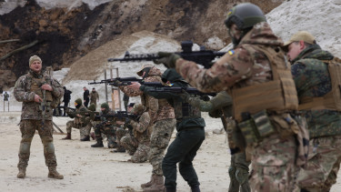 Egymásnak estek az ukrán alakulatok: teherautóra pakolták és elvitték a katonákat