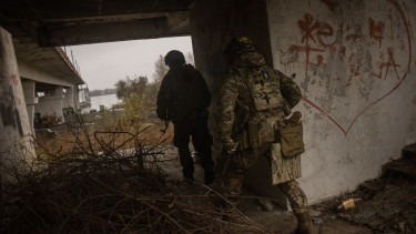 Trükkös megoldással pusztították el a masszív hidat: bevetették a brit Malloy T-150-est