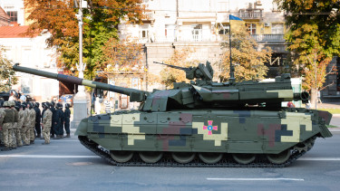 A világ másik felén bukkantak fel egy háborúban a T-84-es ukrajnai harckocsik – Itt meg mi történik?