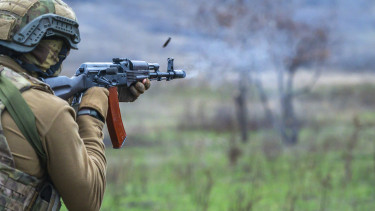 Egyik legfőbb támogatóját veszíti el Ukrajna, tavaszra akarnak végezni az oroszok Donyeckkel – Háborús híreink csütörtökön 