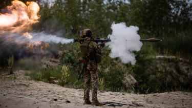 Ennek a videónak ott a helye minden katonai bakis válogatásban: komikus módon sikerült szétlőniük egy kocsit az ukrán katonáknak