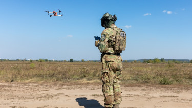 Ukrajna drasztikus taktikai váltást hajtott végre: úgy foglaltak el egy orosz állást, hogy katona nem vett részt az akcióban