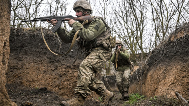Drónok veszélyeztették Zelenszkij életét, Ukrajna egyik legnagyobb városa ellen készül orosz offenzíva – Háborús híreink pénteken 