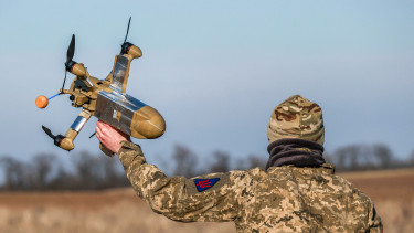 Bemondta az európai vezető: a NATO-nak minél hamarabb ukrán fegyverekre van szüksége