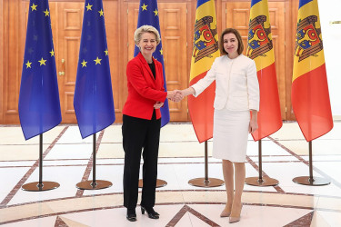 Ursula_von_der_Leyen_and_Maia_Sandu_in_Chişinău_-_2022_(P059377-957165)