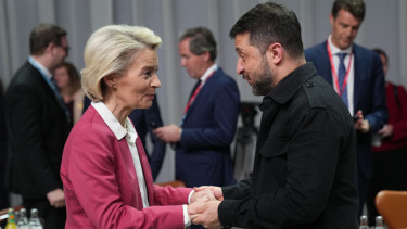 Ursula von der Leyen, az Európai Bizottság elnöke (b) és Volodimir Zelenszkij ukrán elnök