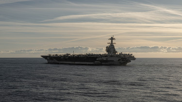 Megszületett a döntés: megindulnak az amerikai katonák - A világ legnagyobb hadihajójával