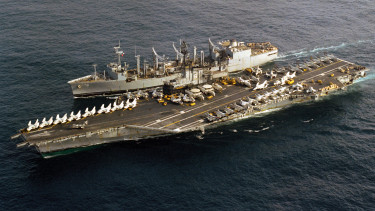 Videón a bizarr baleset: nekiment egy hajó a USS Midway repülőgép-hordozónak