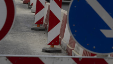 Figyelem, autósok: komoly változás jön a forgalmas magyar útszakaszon, mutatjuk a lezárásokat