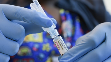 Meghökkentő fordulat: elképesztő dolgot állít az amerikai hatóság a vakcinákról - A tudományos világ kiborult