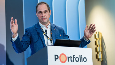 Hatalmas szakadék tátong a generációk között, ez a feje tetejére állítja a bankolást