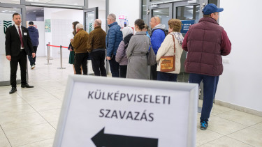 Választás 2026: tömött sorok a külképviseleteken és több budapesti szavazókörnél