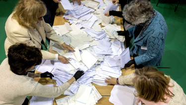 Választás 2026: ekkor érkeznek majd az első eredmények a pártok állásáról, a képviselők szavazatszámáról!
