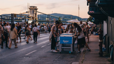 Idén is a gyalogosoké lesz hétvégente a pesti alsó rakpart, tesztelik a hétköznap estéket is