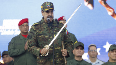 Kivont karddal a kezében üzent Trumpnak Putyin szövetségese: 