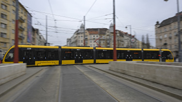 Elkezdődik a felújítás, nagy változás lesz a budai villamosok közlekedésében
