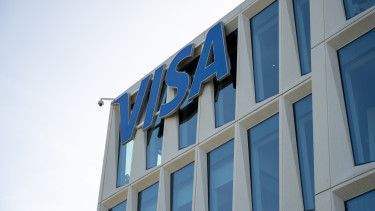 Észrevétlenül üríthetik le a bankszámlánkat: új fegyvert élesített a Visa