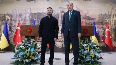 Napokon belül indulhat a béketárgyalás: Zelenszkij kezett rázott a NATO egyik legerősebb hatalmával